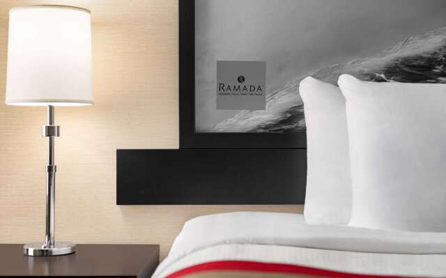 Ramada by Wyndham Niagara Falls Near the Falls