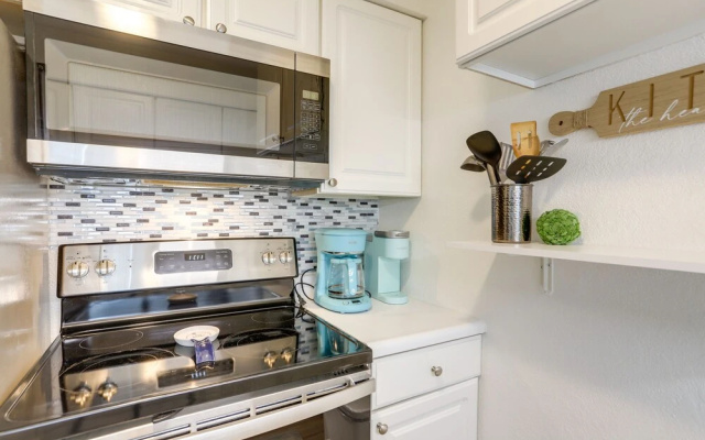 Charming Condo on Lake Erie w/ Community Pool