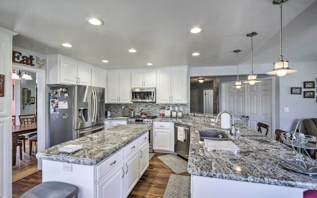 Welcoming Tehachapi Home w/ Deck & Grill!