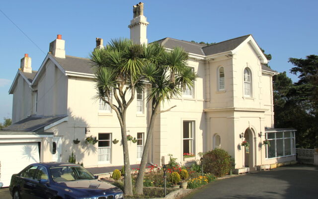 Muntham Holiday Apartments & Town House