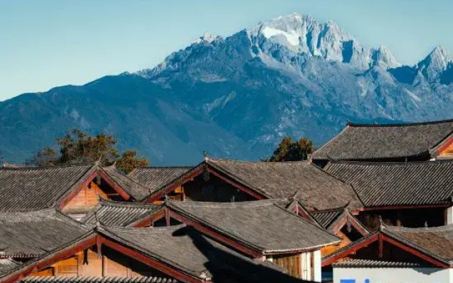 Panoramic View of Snow Mountain in Shanye Rizhao Jinshan (Lijiang Ancient City Branch)