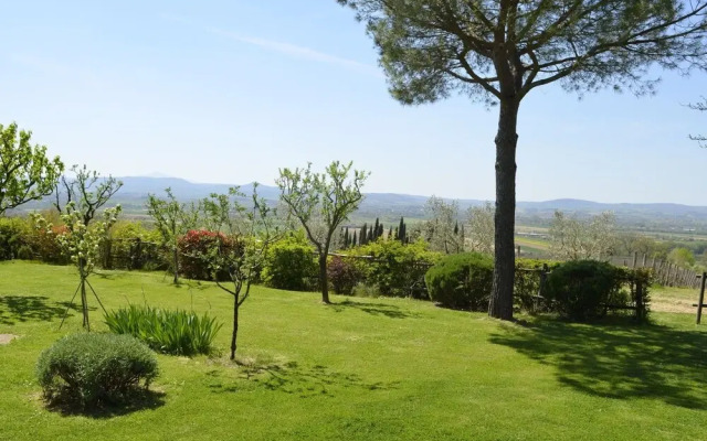 Pleasant Villa In Valiano With Terrace, Garden, Sun-Loungers