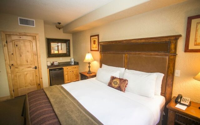 Silverado Lodge with Easy Pool Access by RedAwning