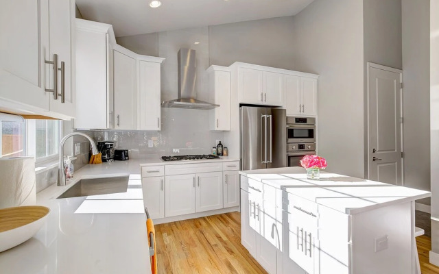 Beautiful New Denver Home! Sleeps 12!