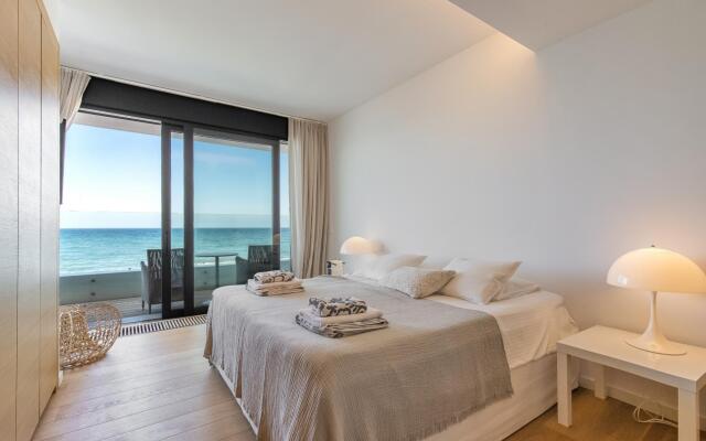 21220 Breath Taking Front Line Beach Villa