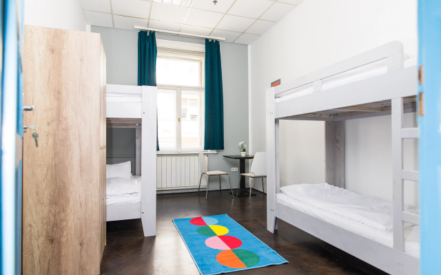 2B Hostel & Rooms