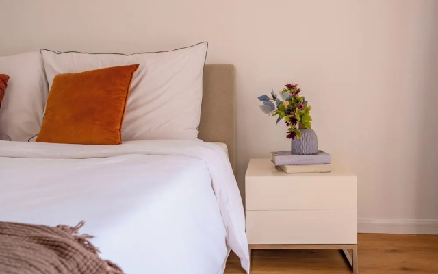 Tyms 4BR 2BA Apt Novel Garden