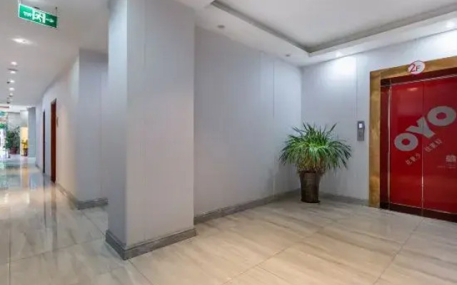 Jinhong Holiday Hotel (Xinyang Century Plaza)
