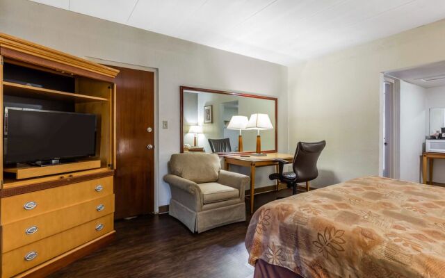 Econo Lodge Inn & Suites