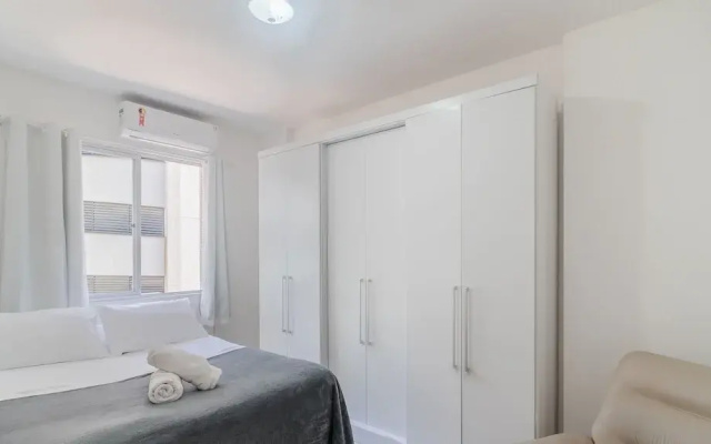 Full 2-bed Apt 80m From the Beach in BC