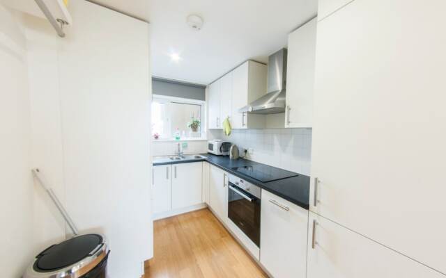 Quiet, Spacious 1BR Hackney Central Flat for 3