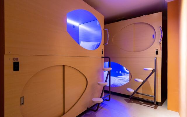 Momostay Capsule Hotel