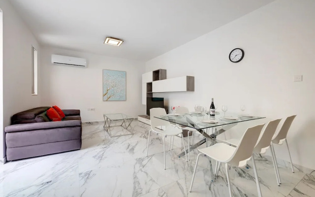 Deluxe Apartment Steps to St George s Bay