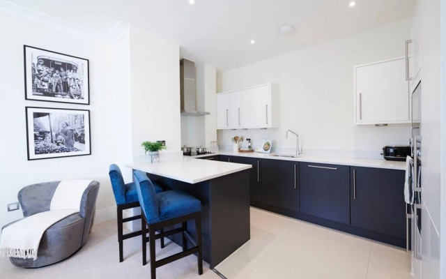 Contemporary Two Bedroom Apartment By The River