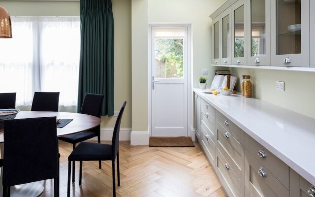 5BR Family Home in Leafy SW London