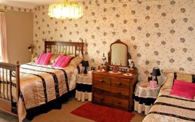 Ymwlch Bach Farmhouse