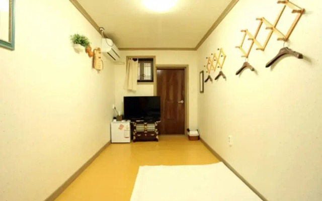 Jeonju Gyodong Baekjak Hanok Stay