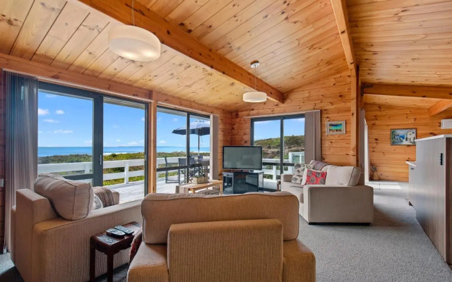 Oceanside Bach - Mount Maunganui Holiday Home