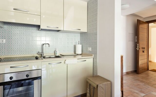 Waterfront Mansion in Rome near Lake