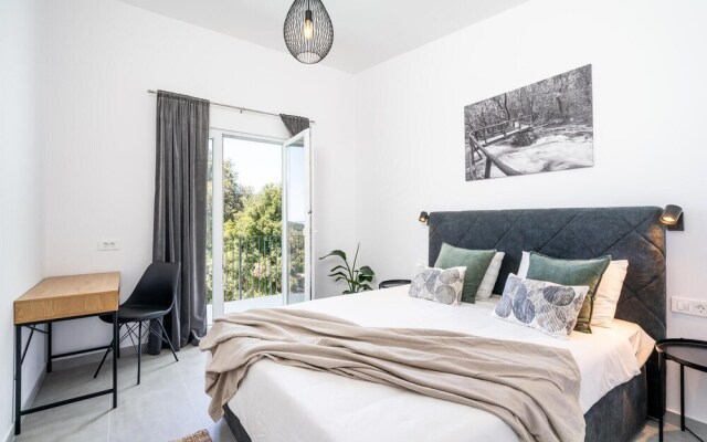 Beautiful Home in Molunat With Wifi and 8 Bedrooms
