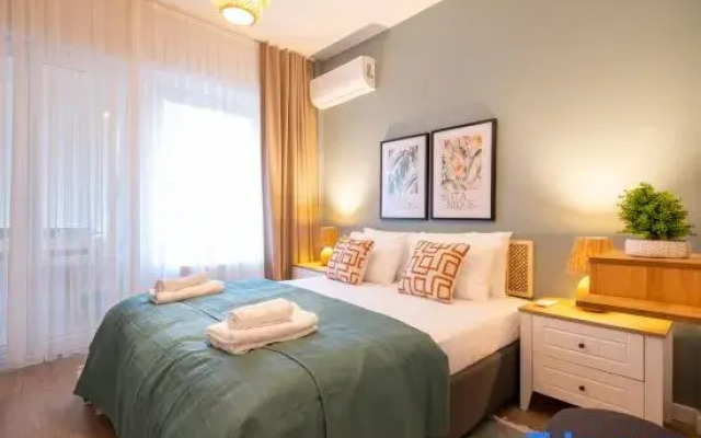 Fully Renovated 2BR Flat in Center of Moda