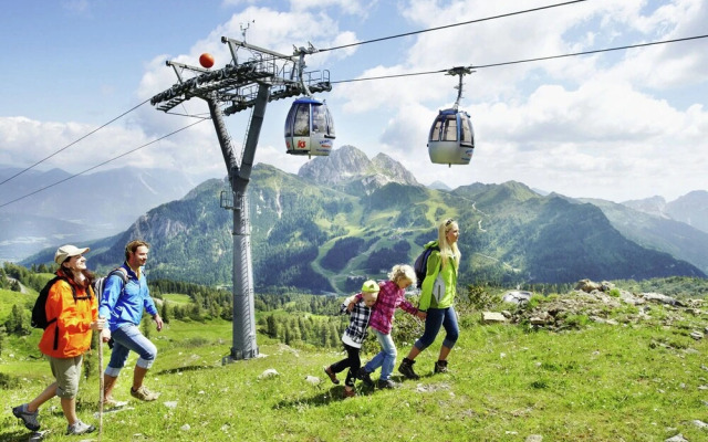 Apartment Near the Gondelbahn With Shared Pool