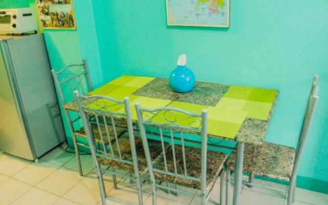 NoMadsMNL Backpackers Homestay