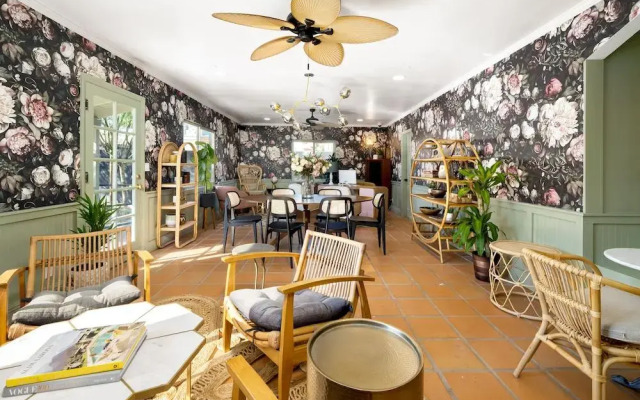 Fleur Noire Hotel