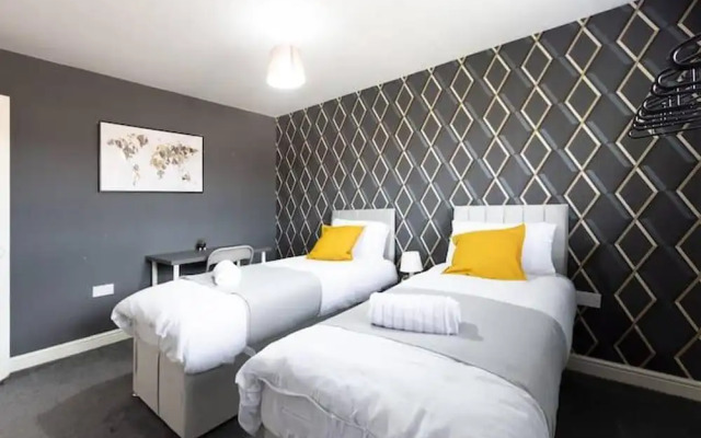 Huge Home,sleeps 12, Private Parking, Pets ok