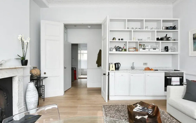 Sophisticated 1BR Flat in Victoria