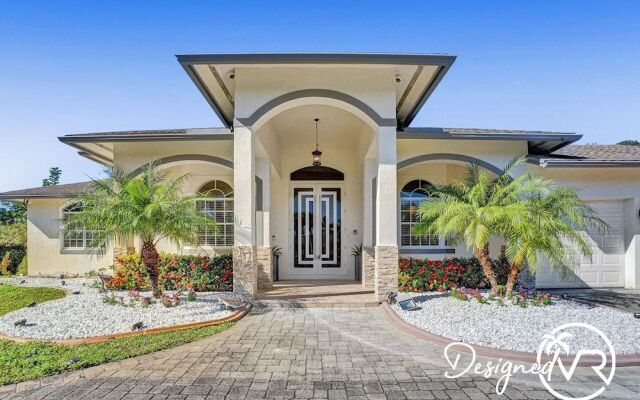 Luxurious 8BR Family Estate with Pool