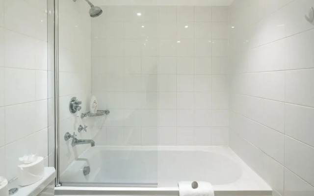 1BD Modern City Oasis: Near London Attractions