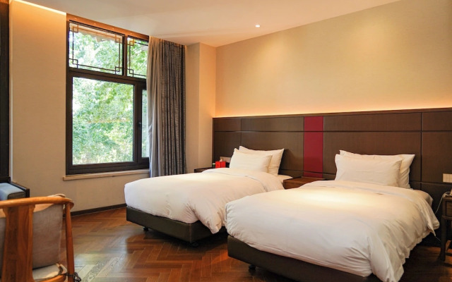 Ziyue Minghu Hotel