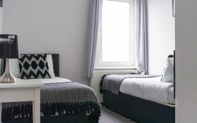 House - Sleeps 4 - Pet Friendly - Parking - Garden