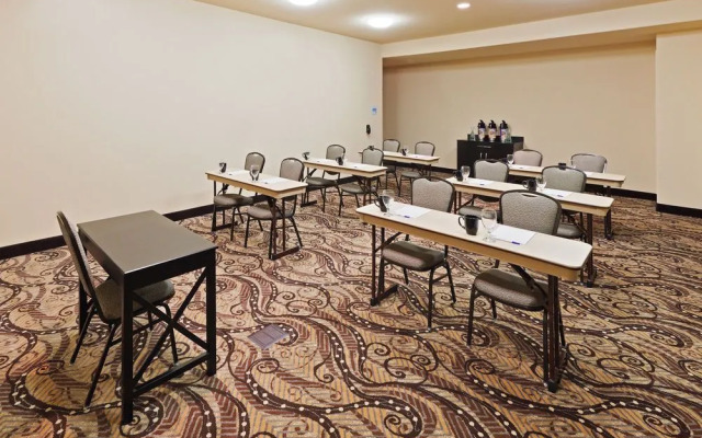 Holiday Inn Express & Suites Oklahoma City Nw-Quail Springs