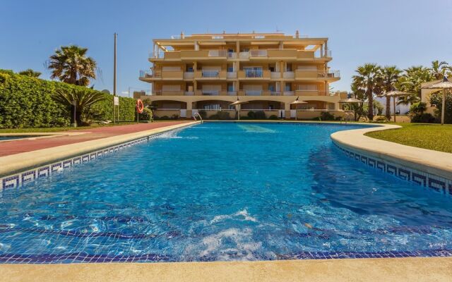 Beautiful 2-Bed first beach line apartment for 6
