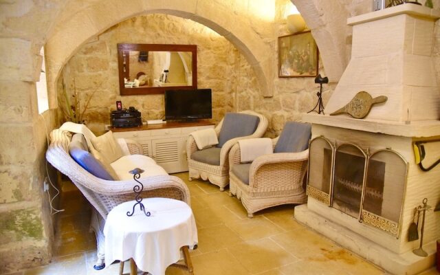 Beautiful Farmhouse With Courtyard and BBQ in Gozo