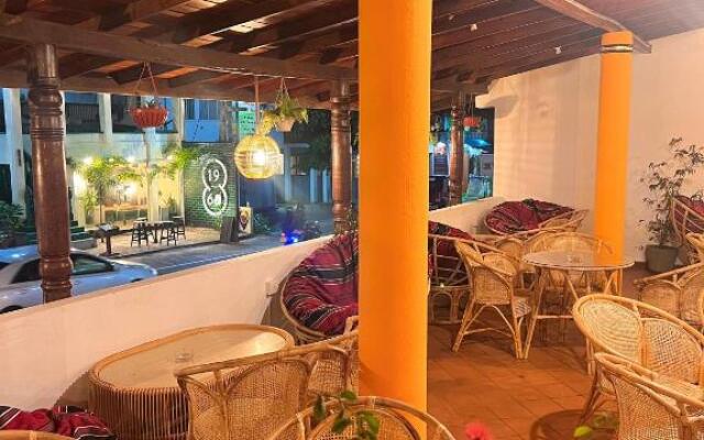 Hummus Hostel & Restaurant