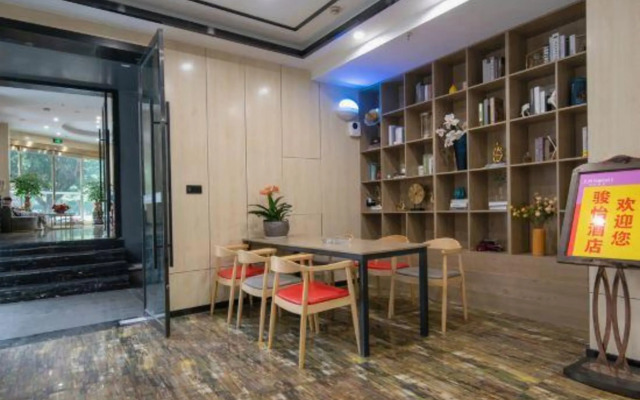 Junyi Hotel (Wenzhou Railway Station Wutian Old Street)