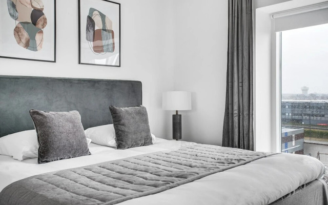 Bright and Spacious Apartment near metro station and a supermarket