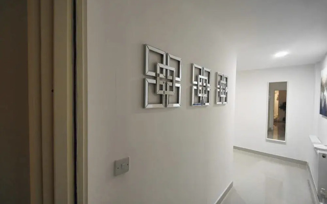 Leeds 3 Bed En-suites Apartment Retreat- Sleeps 9