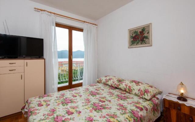 Apartments Sugor-70m from sea