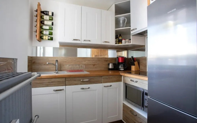 Grand studio face port et plage