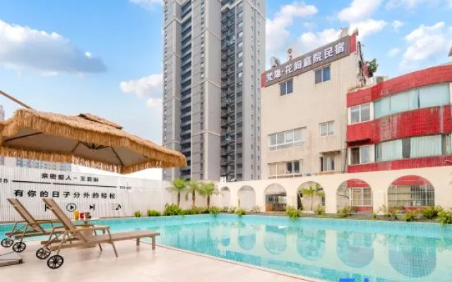 Faniin · Between flowers Courtyard Villa