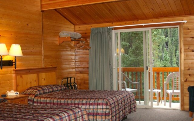 Denali Grizzly Bear Resort - Cedar Hotel Cabins Camping