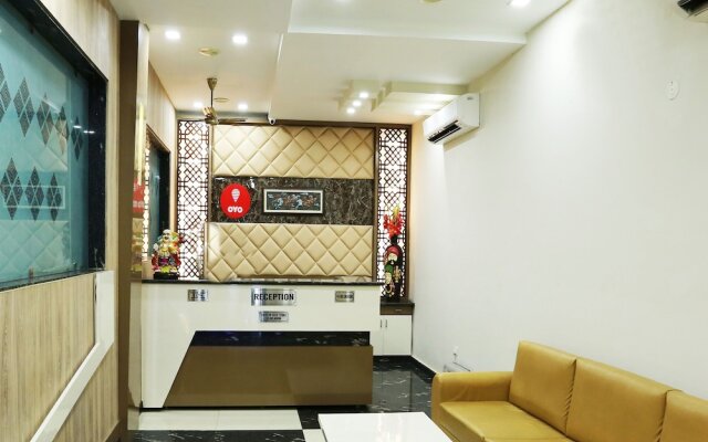 OYO 9007 Royal Crown
