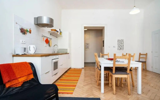 Bright, Spacious Apartment in the Historic Centre