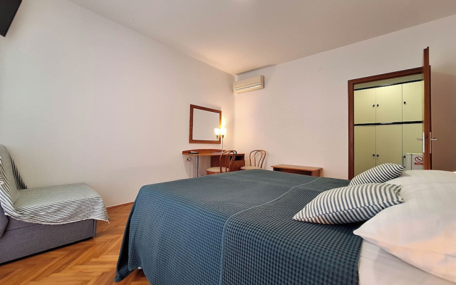 Apartment and Rooms Katunar