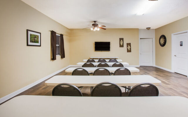 Days Inn & Suites - Cabot
