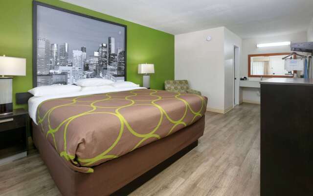 Super 8 by Wyndham Palestine